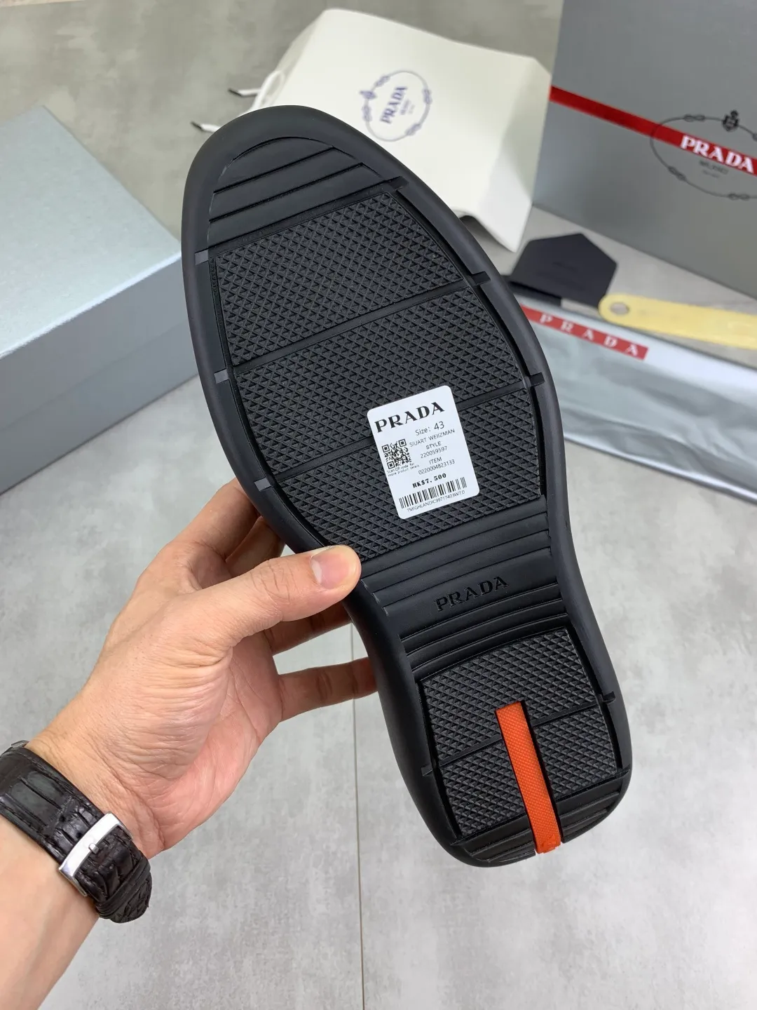 Men's shoes 💰P600💰 [New style] popular models are on the official website, 🆘 Trendy brand (Prada) mainly promotes popular models, avant-garde and versatile fashion men's shoes private version mold opening, cowhide surface splicing 1:1.. Fashionable and simple, original imported cowhide lining cowhide feet; the atmosphere and personality are more fashionable, eye-catching and pursuing class. It will subvert old ideas and be a must-have for fashion trendsetters with you! Must keep it for yourself! Tall and comfortable, large and low, high-end quality workmanship. Size: 38-45 3️⃣colors available.